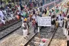 किसानों में ट्रेनें रोकी; टोल प्लाजा कराए फ्री आज भारत बंद