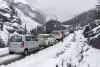 सड़कें ब्लॉक, इंटरनेट ठप, बिजली गुल; जानें कैसे है हिमाचल के हालात?