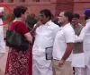 Punjab Congress Crisis: Channi Ignored by Gandhis in Viral Video Ahead of Crucial Delhi Meeting to Decide 'Real Boss'
