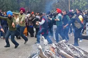 पंजाब में लोहड़ी की धूम, ठंड के बीच गुरुनगरी में पतंग उड़ाने निकले युवा