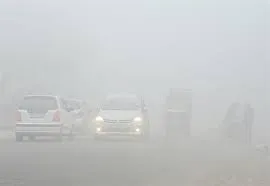 कोहरा व प्रदूषण बना मुसीबत; वाहन और ट्रेनों की गति पर लगे ब्रेक