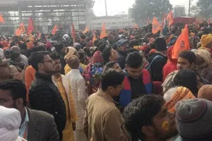 करीब तीन लाख श्रद्धालुओं ने किए दर्शन, कई प्रतीक्षारत, मंदिर आने वाले सभी रास्ते बंद