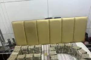 5KG सोना, शराब की 100 बोतलें, 5 करोड़ कैश और हथ‍ियार; नेताजी के घर से म‍िला