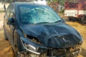 कार ने पैदल चल रहे 4 लोगों को मारी टक्कर; 3 लड़कों की मौत व 1 घायल