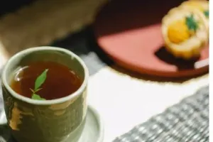 तुलसी की चाय में चुटकीभर मिलाकर पिएं 1 चीज; सर्दी की परेशानी हमेशा रहेगी दूर