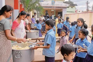 पंजाब के स्कूलों में मिड डे मील में होगा बड़ा बदलाव; अब केले के साथ अन्य फल भी मेन्यू में होंगे शामिल