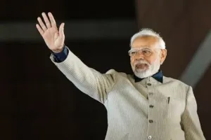 पीएम मोदी ने कोलकाता में किया अंडरवाटर मेट्रो ट्रेन का उद्घाटन, प. बंगाल को दी 15400 करोड़ की सौगात