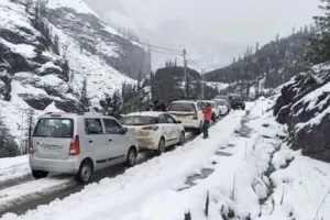 सड़कें ब्लॉक, इंटरनेट ठप, बिजली गुल; जानें कैसे है हिमाचल के हालात?