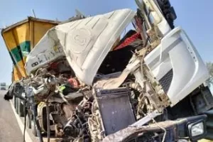 पीछे से आए ट्राले ने सड़क किनारे खड़े वाहन को मारी टक्कर, 2 युवकों की मौत