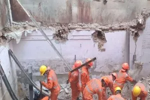 दिल्ली के वेलकम इलाके में गिरी पुरानी इमारत…