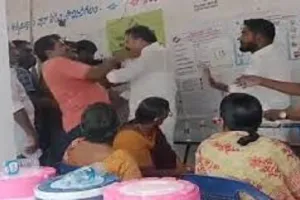 10 राज्यों की 96 सीटों पर वोटिंग के दौरान आंध्र में विधायक-वोटर ने एक-दूसरे को थप्पड़ मारे 