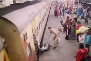 रेलवे स्टेशन पर ट्रेन से गिरा यात्री:RPF जवान ने ऐसे  बचाई जान