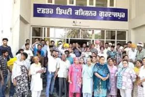 गुरदासपुर में सुखजिंदर रंधावा के खिलाफ लोगों का मोर्चा