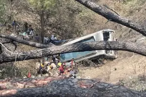 जम्मू में बस 150 फीट गहरी खाई में गिरी 