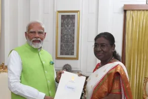 पीएम मोदी ने राष्ट्रपति को इस्तीफा सौंपा