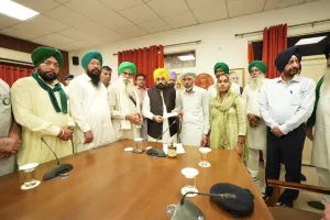 पंजाब CM भगवंत मान ने शुभकरण के परिवार को दिया 1 करोड़ का चेक , बहन को मिली नौकरी