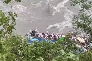 नेपाल में भीषण सड़क हादसा UP रोडवेज बस नहर में गिरी; 14 की मौत, 16 बचाए गए