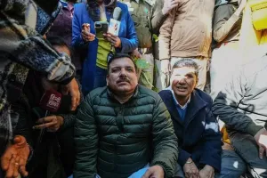 दिल्ली में CM हाउस के बाहर फोर्स तैनात, AAP नेताओं को जाने से रोका; पुलिस से नोकझोंक