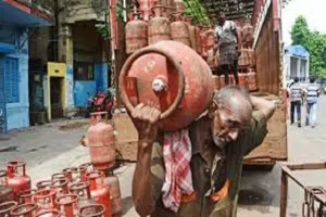 यूपी में होली पर फ्री गैस सिलेंडर, सीएम योगी ने करोड़ों महिलाओं को दी उज्ज्वला की सौगात