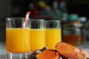 हल्दी के पानी से चेहरा कैसे साफ करें? चमक जाएगा चेहरा 