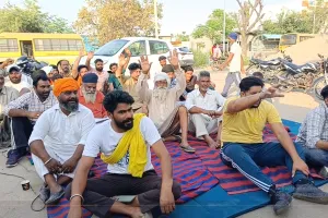 भ्रष्टाचार विरोधी मोर्चा ने पटवारी मारपीट मामले में विपक्षी दल के विरोध में खालड़ा थाने पर दिया धरना 