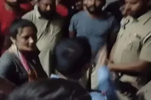 जालंधर में लोगों ने चूड़ा पहनकर आई महिला को दबोचा ! दावा- नशा लेने आई थी 