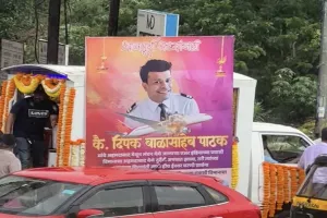 अहमदाबाद विमान दुर्घटना में मारे गए एयर इंडिया के चालक दल के सदस्य दीपक पाठक को नम आंखों से विदाई दी गई अंतिम 
