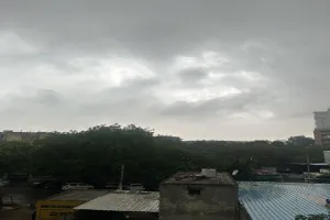 दिल्ली-एनसीआर में बारिश, तेज हवाओं के कारण 12 उड़ानें डायवर्ट, सड़कें जलमग्न