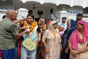 वल्र्ड कप विजेता पूजा बोहरा पहुंची भिवानी फूल मालाओं के साथ हुआ स्वागत 