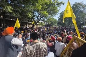 Lathicharge on protesters in PU: Farmers broke barricades and entered Chandigarh