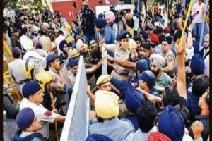FIR against those who broke the gate of Punjab University: Allegations of scuffle with the police,