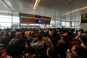 IndiGo cancels 300 flights due to staff shortage, passengers faint while waiting
