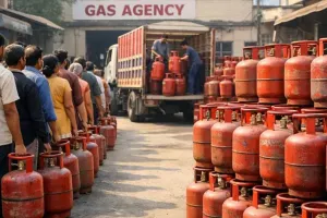 LPG Crisis in Punjab: Cylinders Reach ₹4,000 Amidst Shortage; Congress Launches 'Chulha March' in Delhi