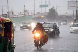 Delhi-NCR Monsoon Downpour: Non-Stop Heavy Rain Gridlocks Capital Region; IMD Issues Fresh Thunderstorm Alert
