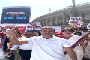 Opposition’s ‘Save Democracy’ March Stopped in Delhi: Rahul & Priyanka Gandhi Stage Sit-in at Akashvani Bhavan
