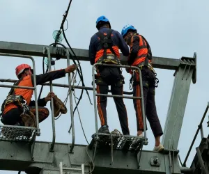 Mid-Air Scare in Kashmir: 300 Tourists Rescued After Gulmarg Gondola Develops Technical Snag