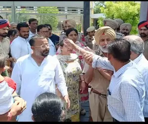 gress and AAP Supporters Clash During Voting in Moga: Dispute Outside Ward 41 Polling Booth, Police Intervene