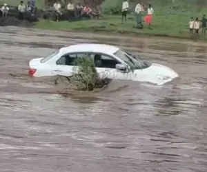 Monsoon Havoc Across India: Floods in Gujarat, Vehicles Submerged in Maharashtra, and Landslides in Jammu & Kashmir