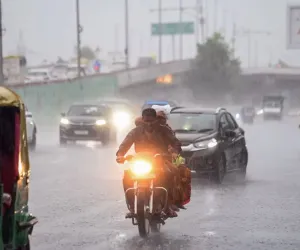 Delhi-NCR Monsoon Downpour: Non-Stop Heavy Rain Gridlocks Capital Region; IMD Issues Fresh Thunderstorm Alert