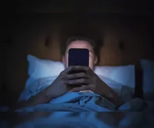 What is ‘Smartphone Brain’? Neurosurgeons and Neurologists Explain How Constant Phone Use Triggers Brain Fog, Insomnia, and Headaches