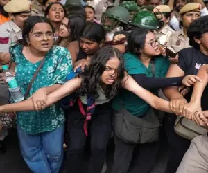 Protests Intensify at Jantar Mantar Demanding CEC Gyanesh Kumar's Resignation; Around 150 Detained