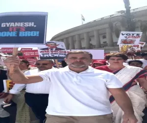 Opposition’s ‘Save Democracy’ March Stopped in Delhi: Rahul & Priyanka Gandhi Stage Sit-in at Akashvani Bhavan