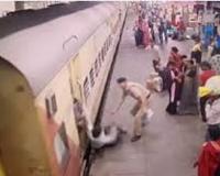 रेलवे स्टेशन पर ट्रेन से गिरा यात्री:RPF जवान ने ऐसे  बचाई जान