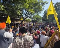 Lathicharge on protesters in PU: Farmers broke barricades and entered Chandigarh