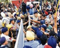 FIR against those who broke the gate of Punjab University: Allegations of scuffle with the police,