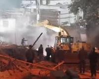In Delhi, a police and MCD team was pelted with stones at midnight: A crowd gathered following rumors that the Faiz-e-Ilahi mosque was being demolished.