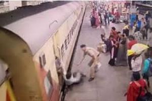रेलवे स्टेशन पर ट्रेन से गिरा यात्री:RPF जवान ने ऐसे  बचाई जान