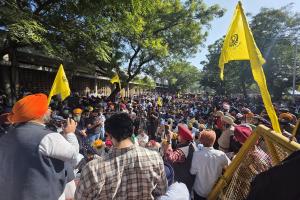 Lathicharge on protesters in PU: Farmers broke barricades and entered Chandigarh