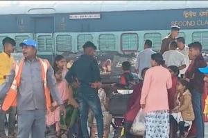 Tragic accident in UP's Mirzapur at Chunar Railway Station, three pilgrims dead after hit by Kalka-Howrah train