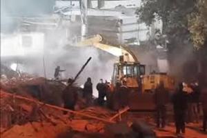 In Delhi, a police and MCD team was pelted with stones at midnight: A crowd gathered following rumors that the Faiz-e-Ilahi mosque was being demolished.